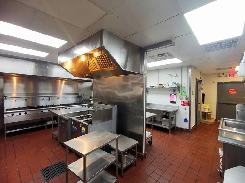 5854 Highway 6 N – Restaurant for Lease (Houston) - Image 3