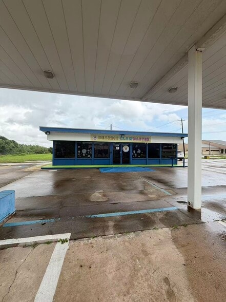 1104 N Virginia St – Retail for Sale (Port Lavaca) - Image 2